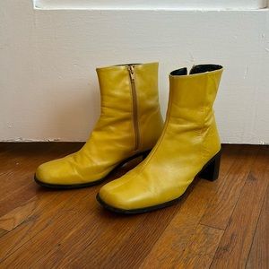 Leather corn colored ankle boots by Hopp orthopedic shoes made in Italy